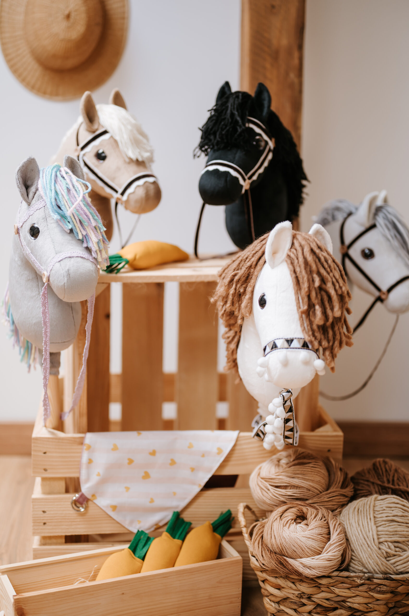 Kolekcja ręcznie uszytych koników hobby horse w różnych kolorach z włóczkowymi grzywami