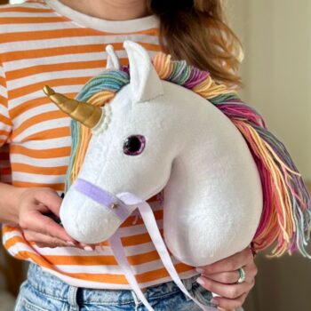 Biały hobby horse jednorożec Brokat z kolorową grzywą i złotym rogiem – konik na patyku do samodzielnego uszycia