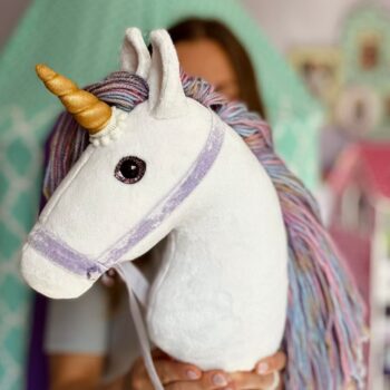 ISKIERKA Biały hobby horse jednorożec Iskierka z kolorową grzywą i złotym rogiem – konik na patyku do samodzielnego uszycia