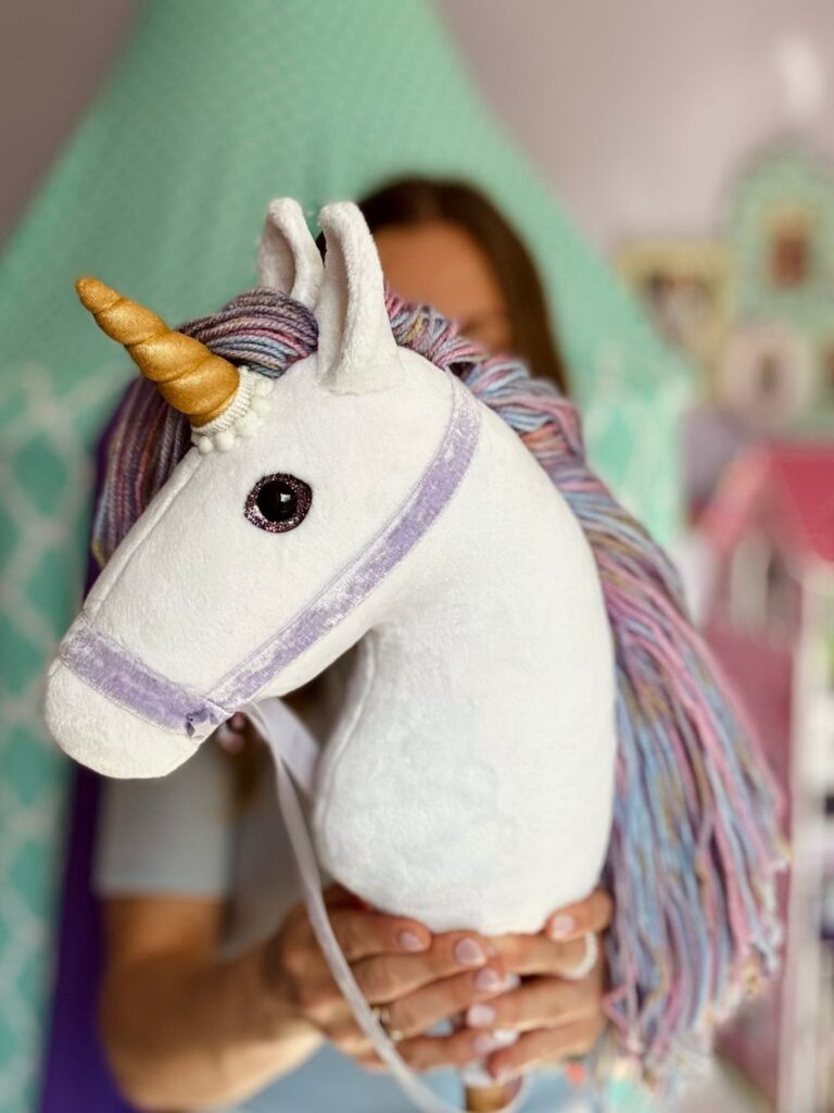 ISKIERKA Biały hobby horse jednorożec Iskierka z kolorową grzywą i złotym rogiem – konik na patyku do samodzielnego uszycia