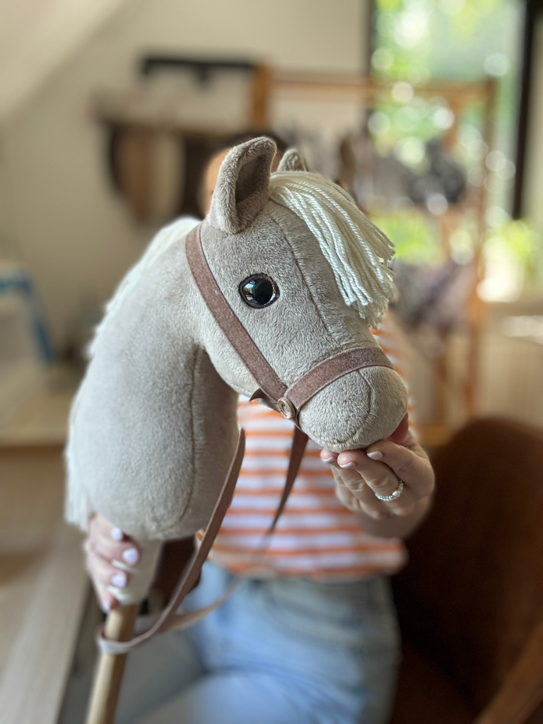 Hobby horse wykonany ręcznie według instrukcji szycia konika na patyku dostępnej w pliku PDF do pobrania