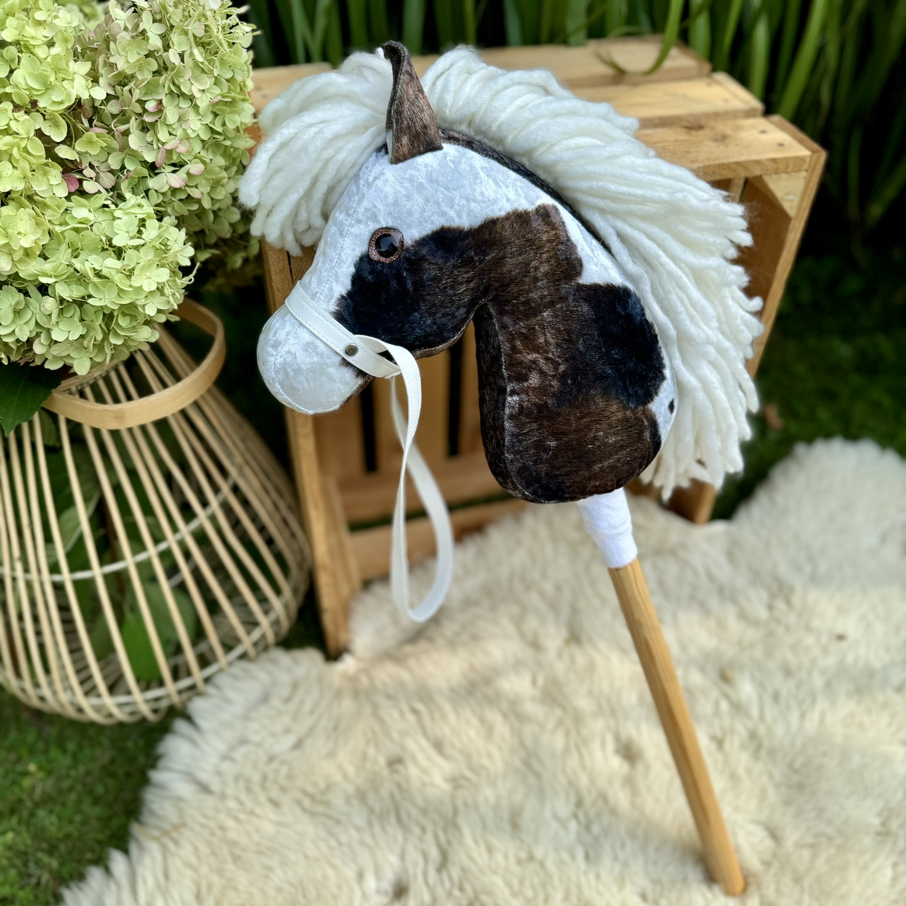 Srokaty hobby horse z białą grzywą uszyty samodzielnie z zestawu DIY