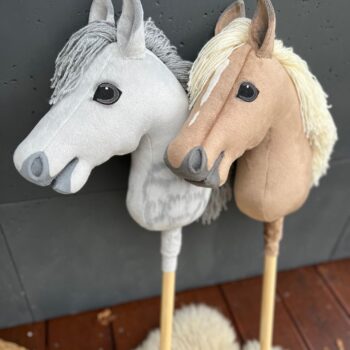 Gotowe koniki hobby horse z wykroju Dwa własnoręcznie uszyte hobby horse wykonane z wykroju PDF dla zaawansowanych