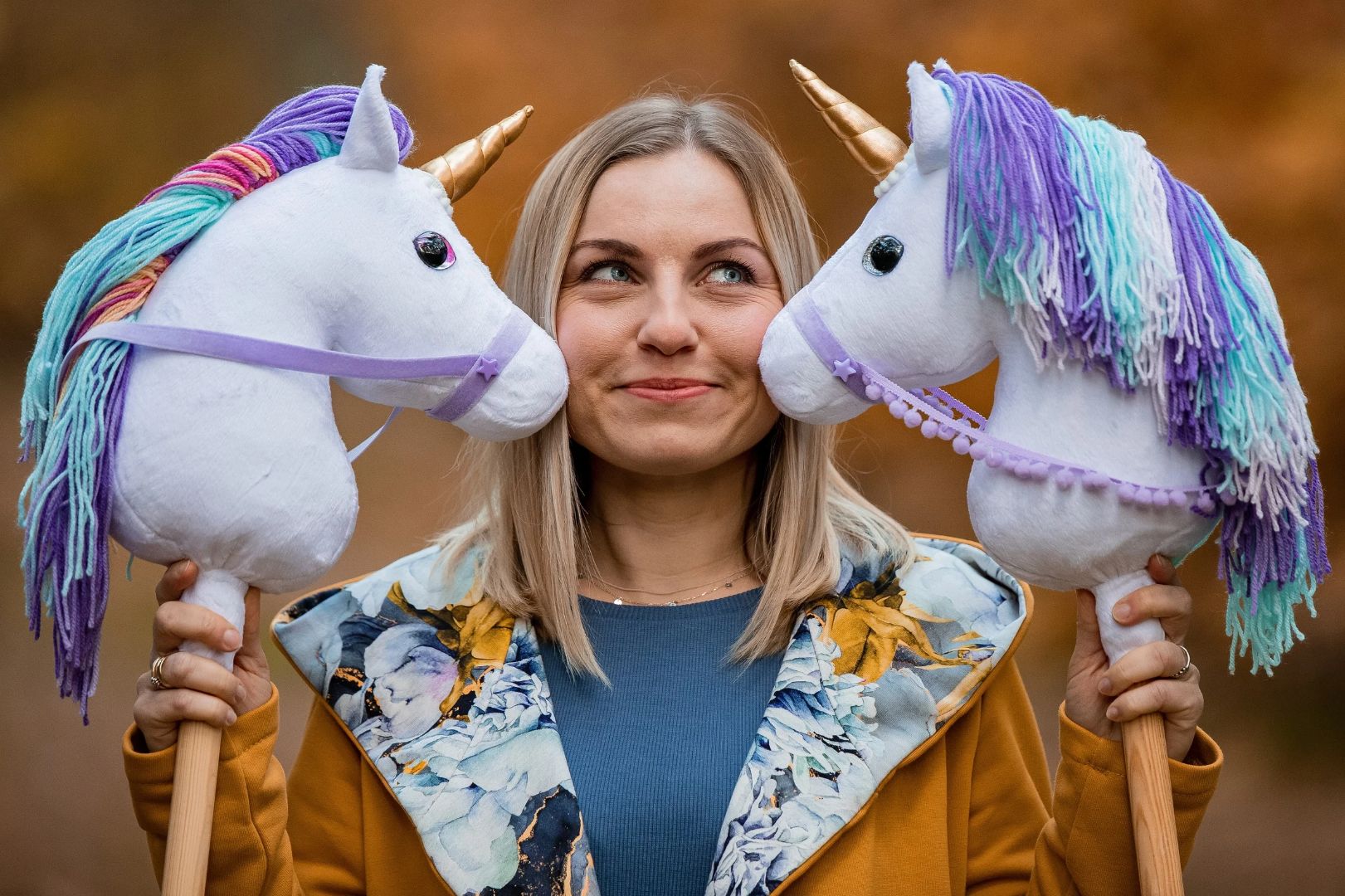 Ręcznie uszyte pluszowe jednorożce hobby horse z kolorową grzywą i złotym rogiem